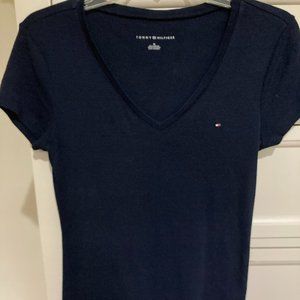 Tommy Hilfiger V-Neck Tee in Navy Size Medium